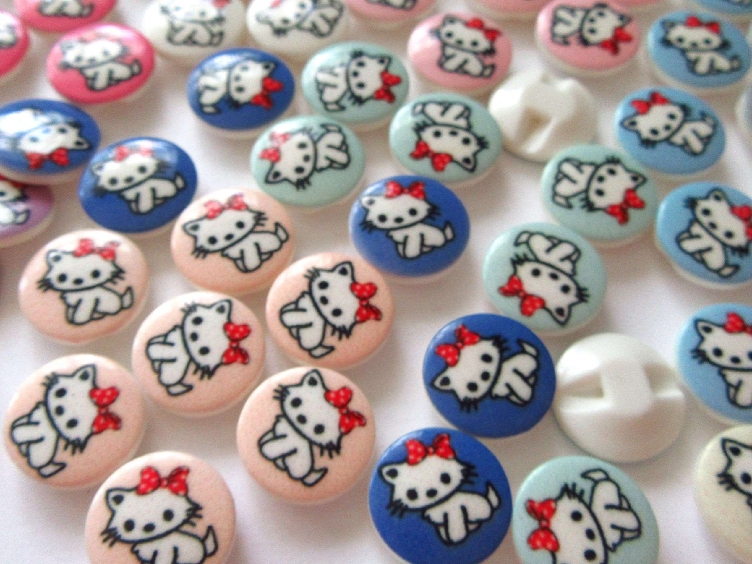 M tituls 1 KITTY BUTTON 14MM 3883 - Image 1
